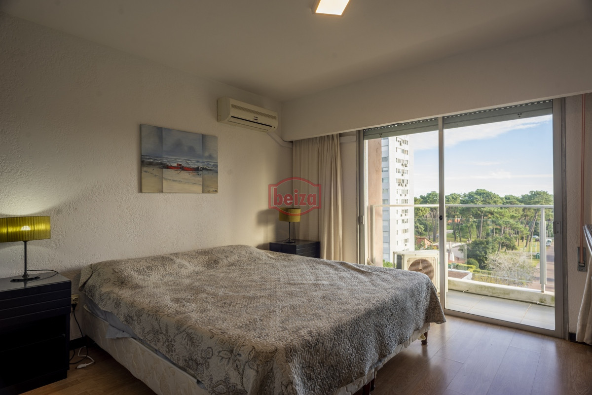 Apartamento ID.166301/Espectacular-departamento-de-1-dormitorio-recilado-en-venta-frente-al-mar - 2 dormitorios y garage Roosevelt - Punta del Este