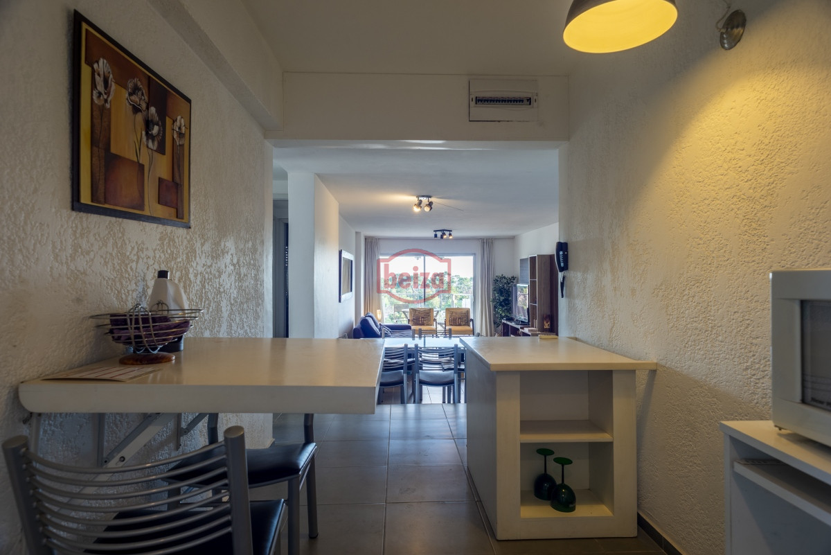 Apartamento ID.166301/Espectacular-departamento-de-1-dormitorio-recilado-en-venta-frente-al-mar - 2 dormitorios y garage Roosevelt - Punta del Este