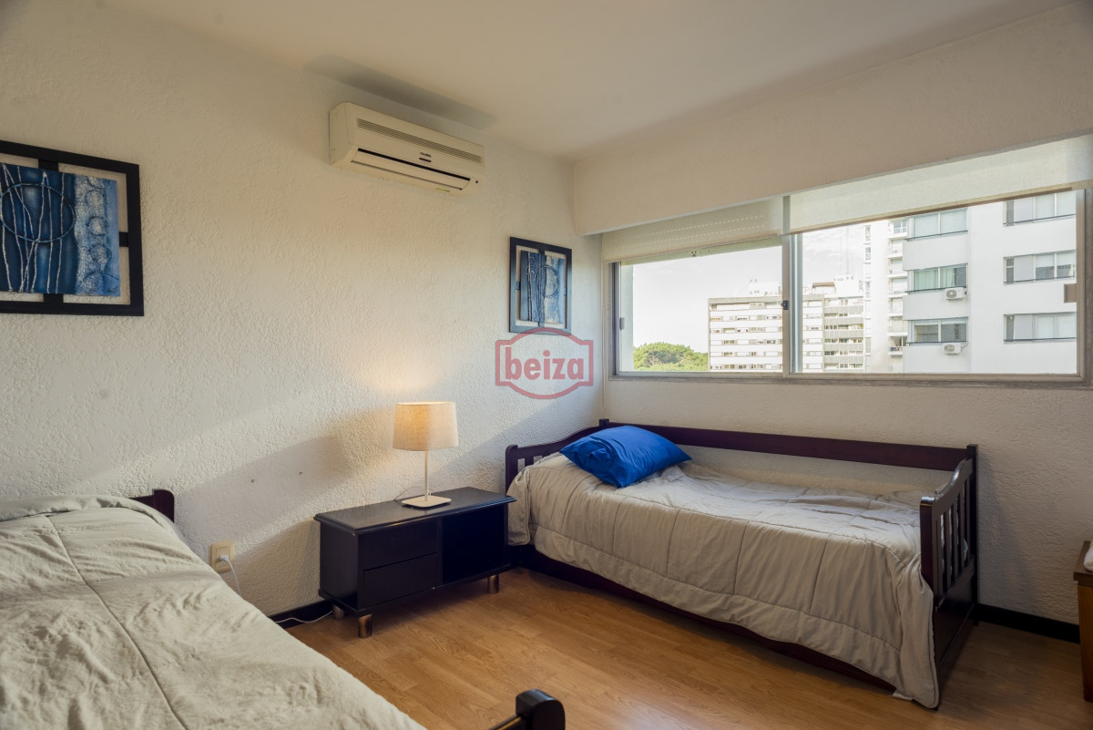 Apartamento ID.166301/Espectacular-departamento-de-1-dormitorio-recilado-en-venta-frente-al-mar - 2 dormitorios y garage Roosevelt - Punta del Este