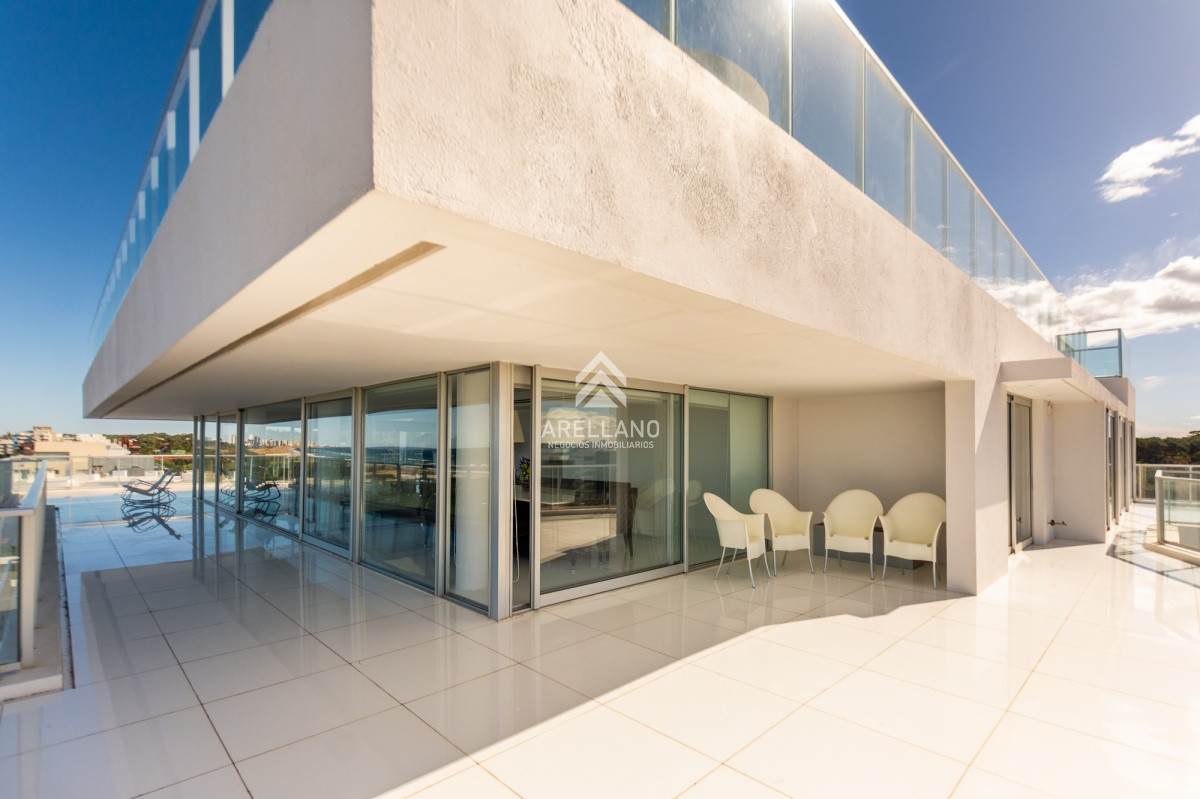 Apartamento ID.1820 - Penthouse duplex 4 dormitorios Playa Brava - Punta del Este