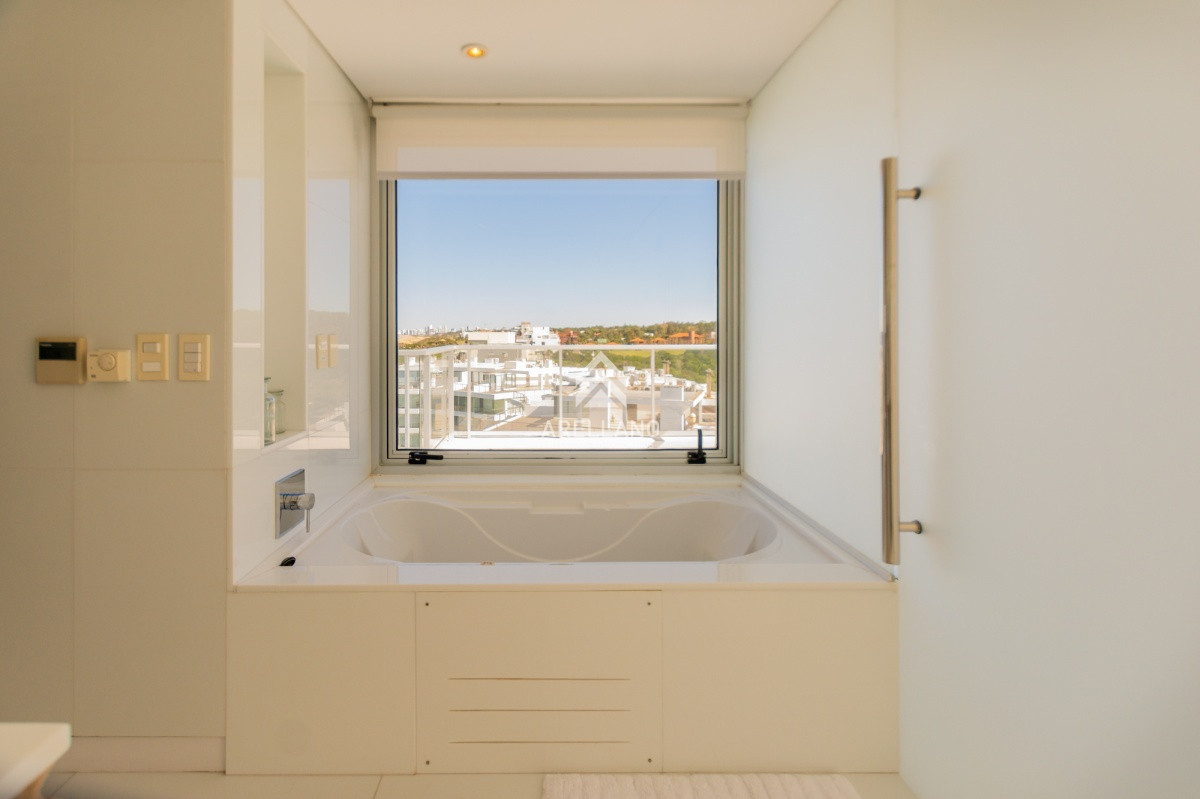 Apartamento ID.1820 - Penthouse duplex 4 dormitorios Playa Brava - Punta del Este