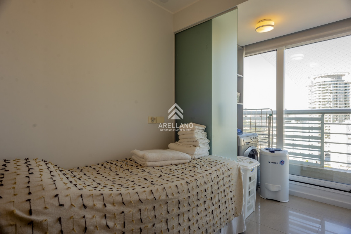 Apartamento ID.3220 - 3 dormitorios y dependencia - Playa Mansa - Piso alto