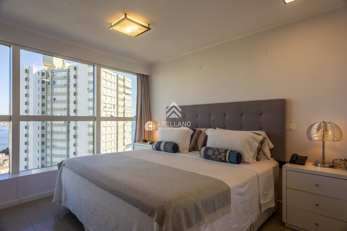 Apartamento ID.3220 - 3 dormitorios y dependencia - Playa Mansa - Piso alto