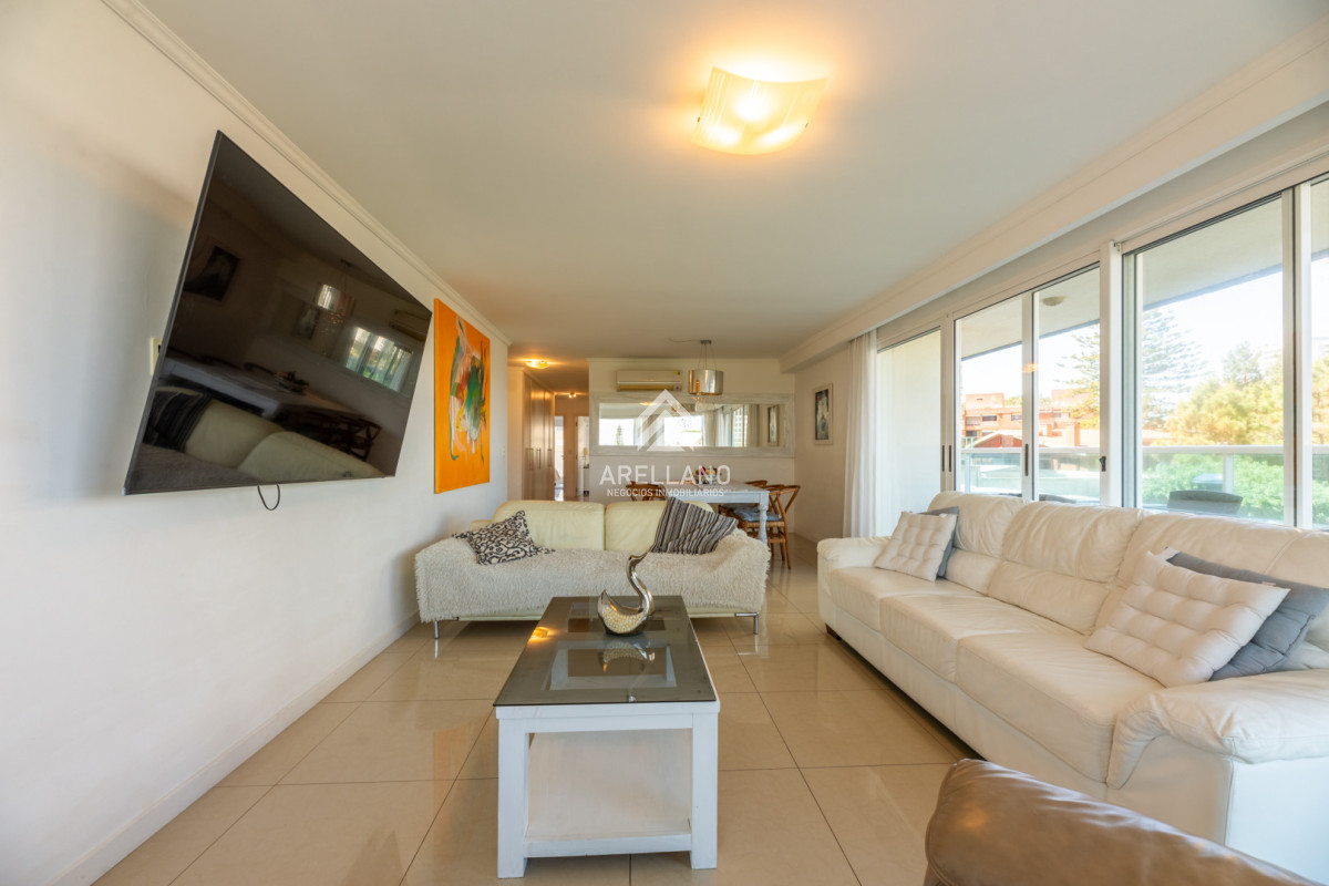 Apartamento ID.5597 - 3 dormitorios y dependencia, Playa Mansa, Punta del Este