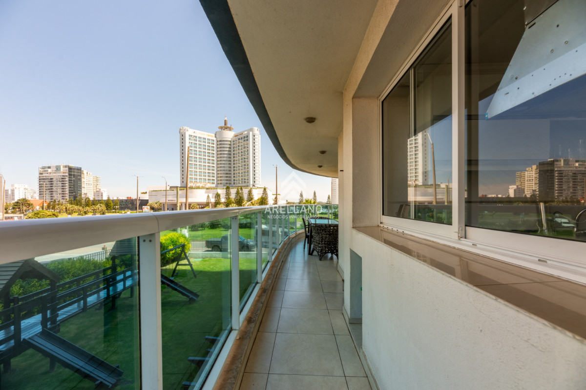 Apartamento ID.5597 - 3 dormitorios y dependencia, Playa Mansa, Punta del Este