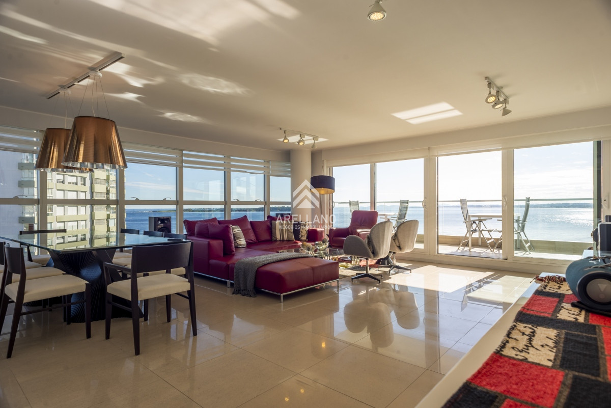 Apartamento ID.3220 - 3 dormitorios y dependencia - Playa Mansa - Piso alto