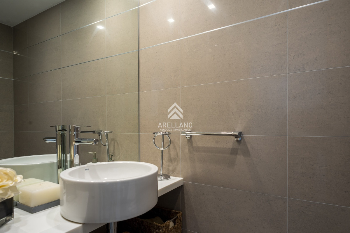 Apartamento ID.3220 - 3 dormitorios y dependencia - Playa Mansa - Piso alto