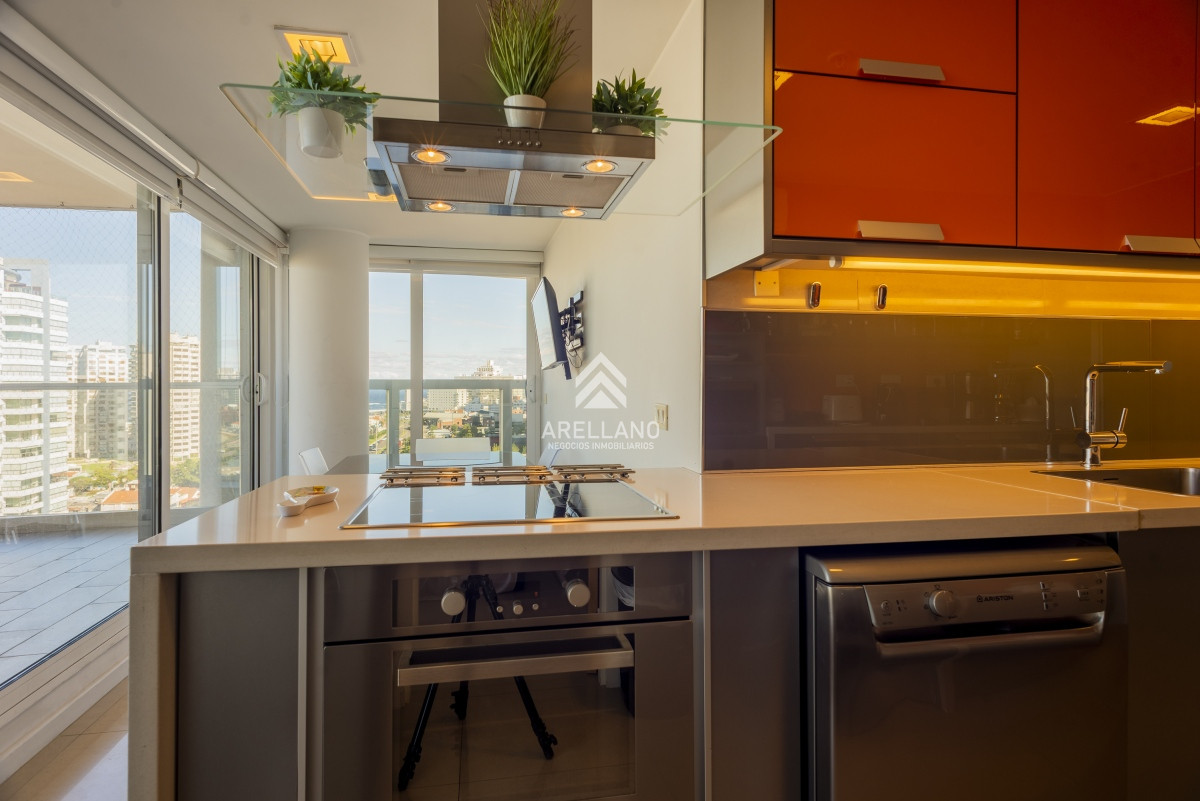 Apartamento ID.3220 - 3 dormitorios y dependencia - Playa Mansa - Piso alto