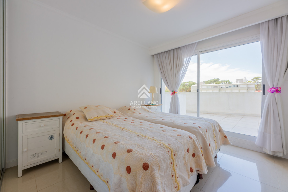 Apartamento ID.5597 - 3 dormitorios y dependencia, Playa Mansa, Punta del Este