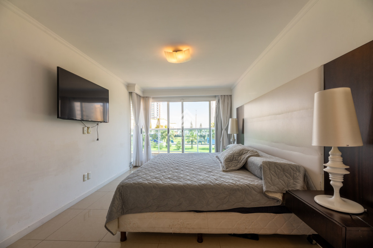 Apartamento ID.5597 - 3 dormitorios y dependencia, Playa Mansa, Punta del Este