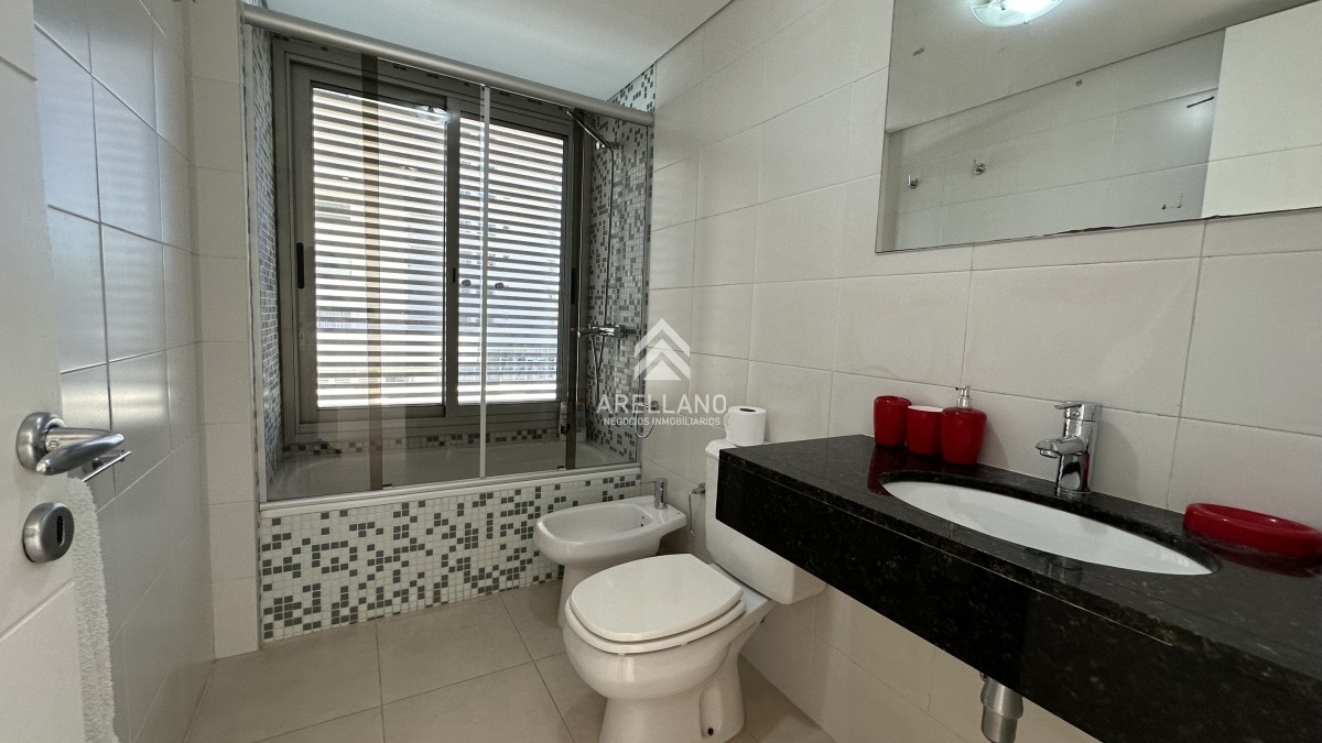 Apartamento ID.2724 - Playa Mansa 2 dormitorios y medio con cochera