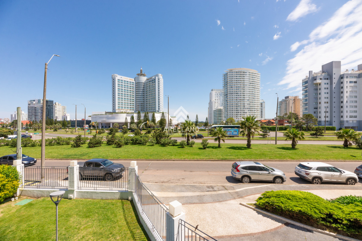 Apartamento ID.5597 - 3 dormitorios y dependencia, Playa Mansa, Punta del Este