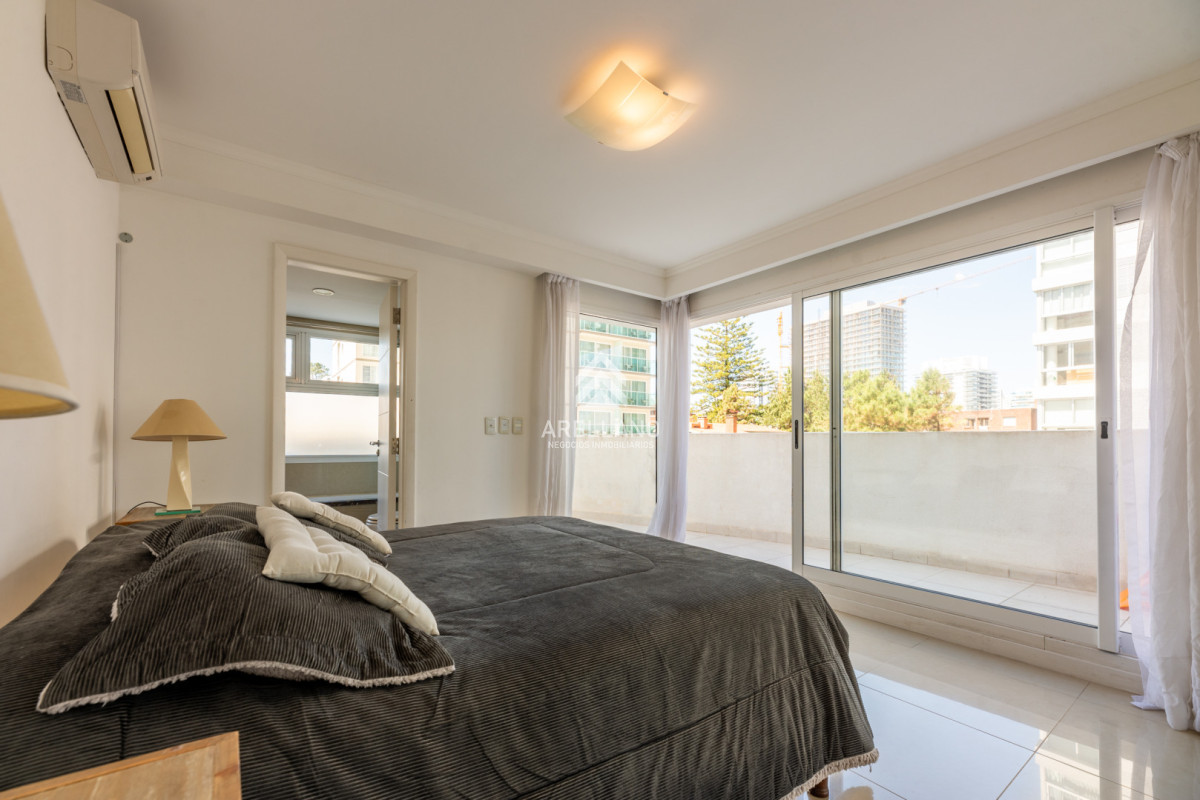 Apartamento ID.5597 - 3 dormitorios y dependencia, Playa Mansa, Punta del Este