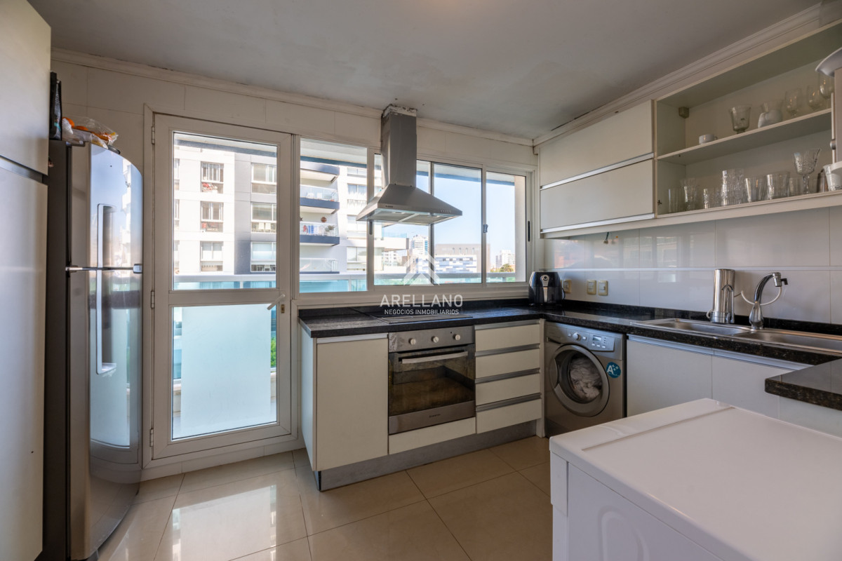 Apartamento ID.5597 - 3 dormitorios y dependencia, Playa Mansa, Punta del Este