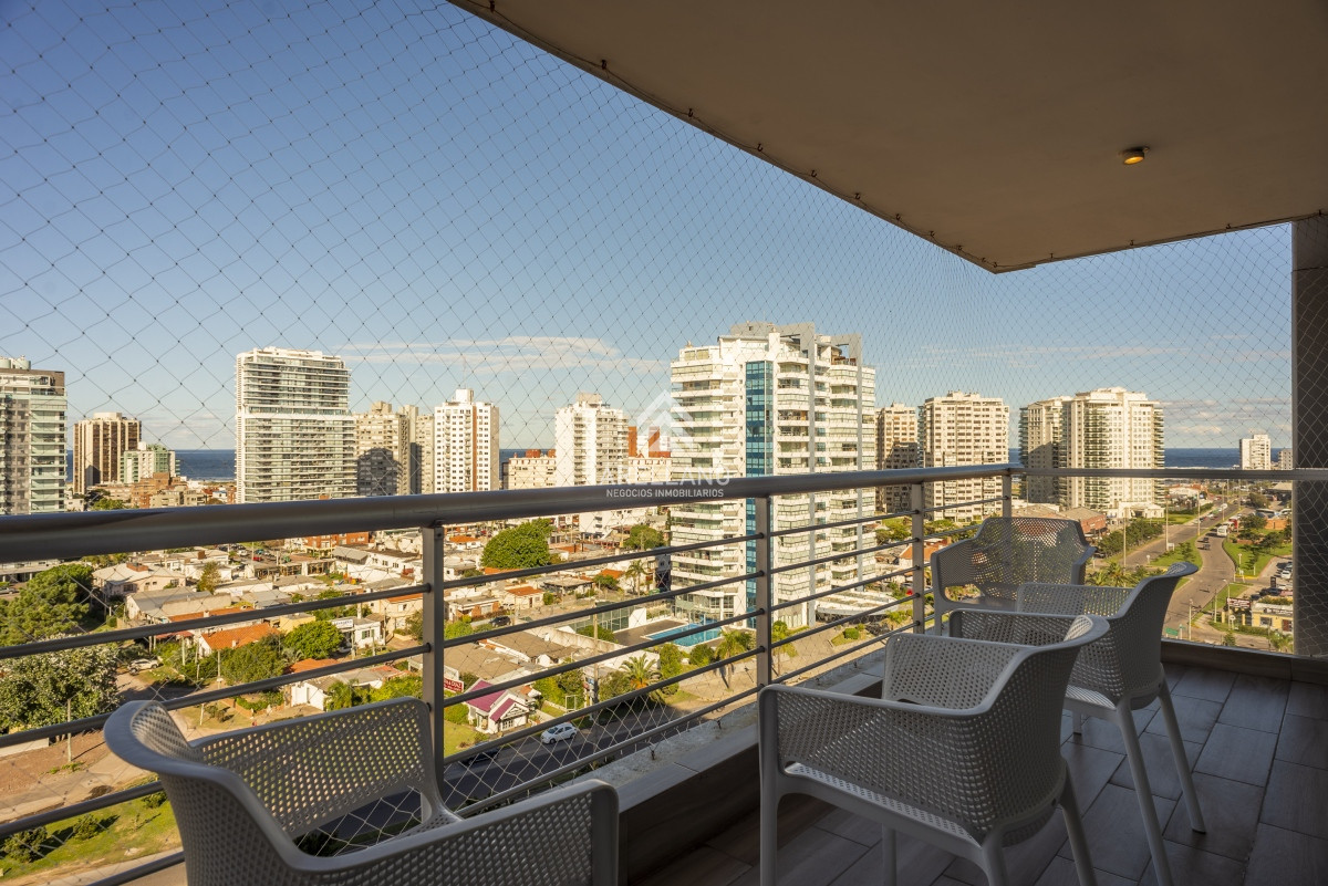 Apartamento ID.3220 - 3 dormitorios y dependencia - Playa Mansa - Piso alto