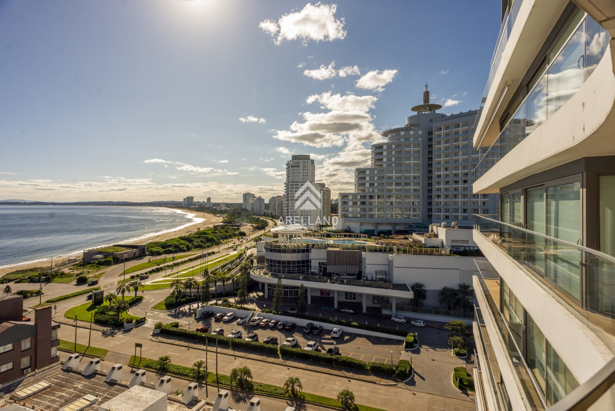 Apartamento ID.3219 - 3 dormitorios Playa Mansa - Punta del Este - Vista al Mar