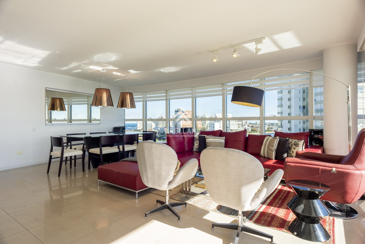 Apartamento ID.3220 - 3 dormitorios y dependencia - Playa Mansa - Piso alto