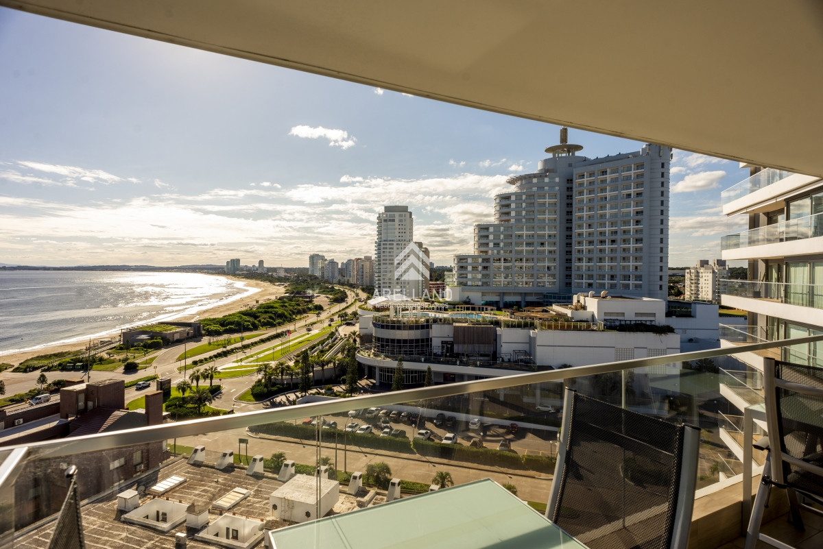 Apartamento ID.3220 - 3 dormitorios y dependencia - Playa Mansa - Piso alto