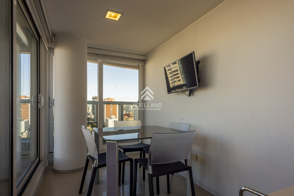 Apartamento ID.3220 - 3 dormitorios y dependencia - Playa Mansa - Piso alto