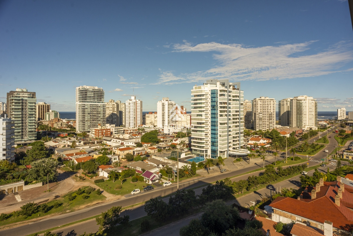 Apartamento ID.3219 - 3 dormitorios Playa Mansa - Punta del Este - Vista al Mar