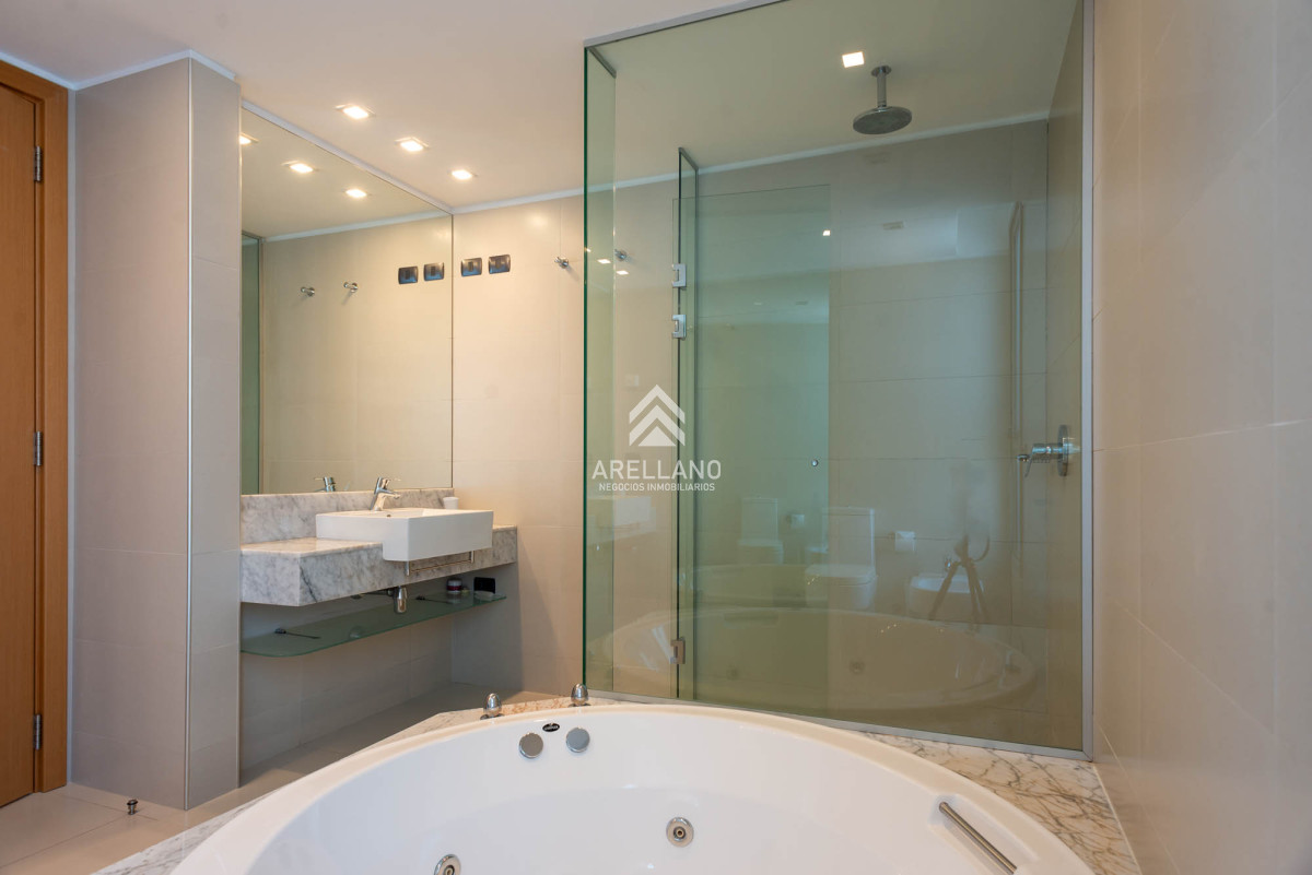 Apartamento ID.4032 - 3 DORMITORIOS Y DEPENDENCIA, Punta del este 