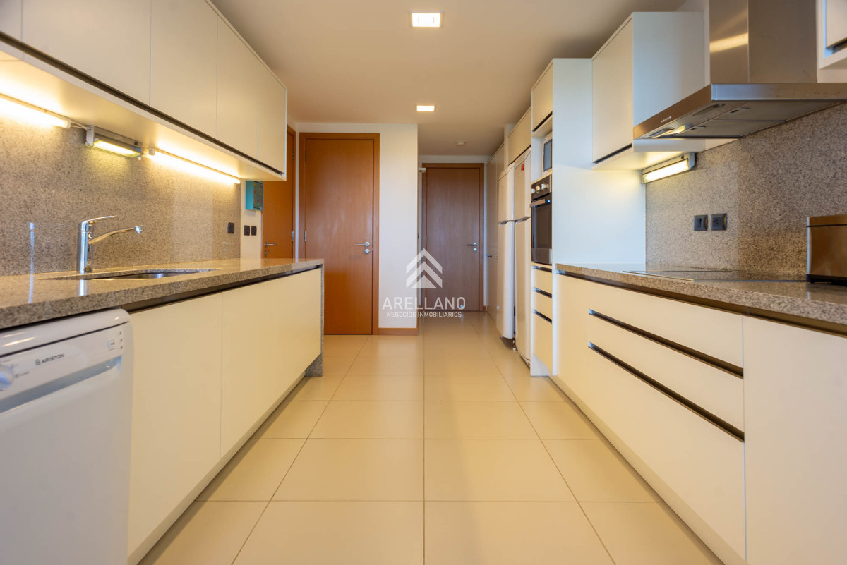 Apartamento ID.4032 - 3 DORMITORIOS Y DEPENDENCIA, Punta del este 