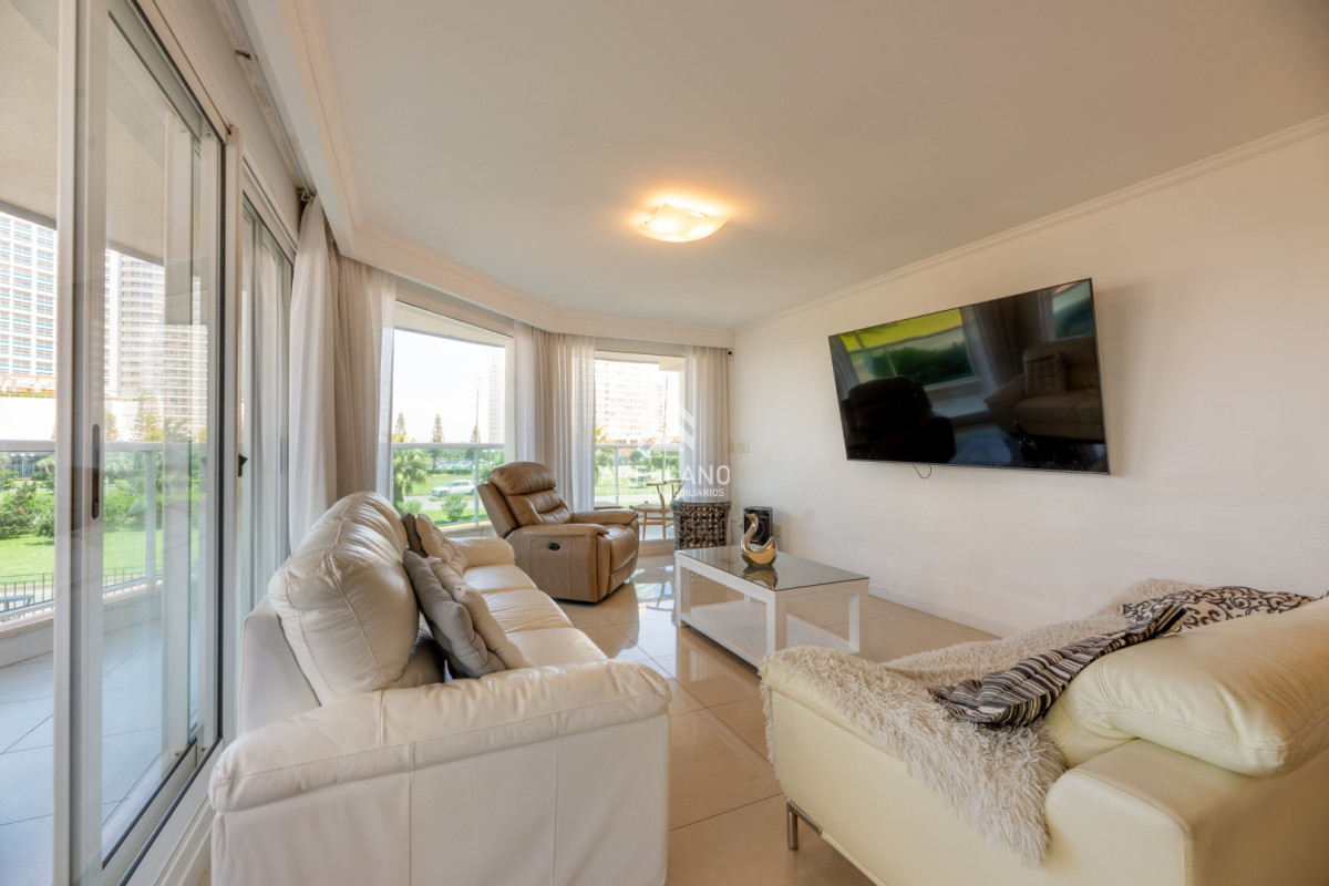 Apartamento ID.5597 - 3 dormitorios y dependencia, Playa Mansa, Punta del Este