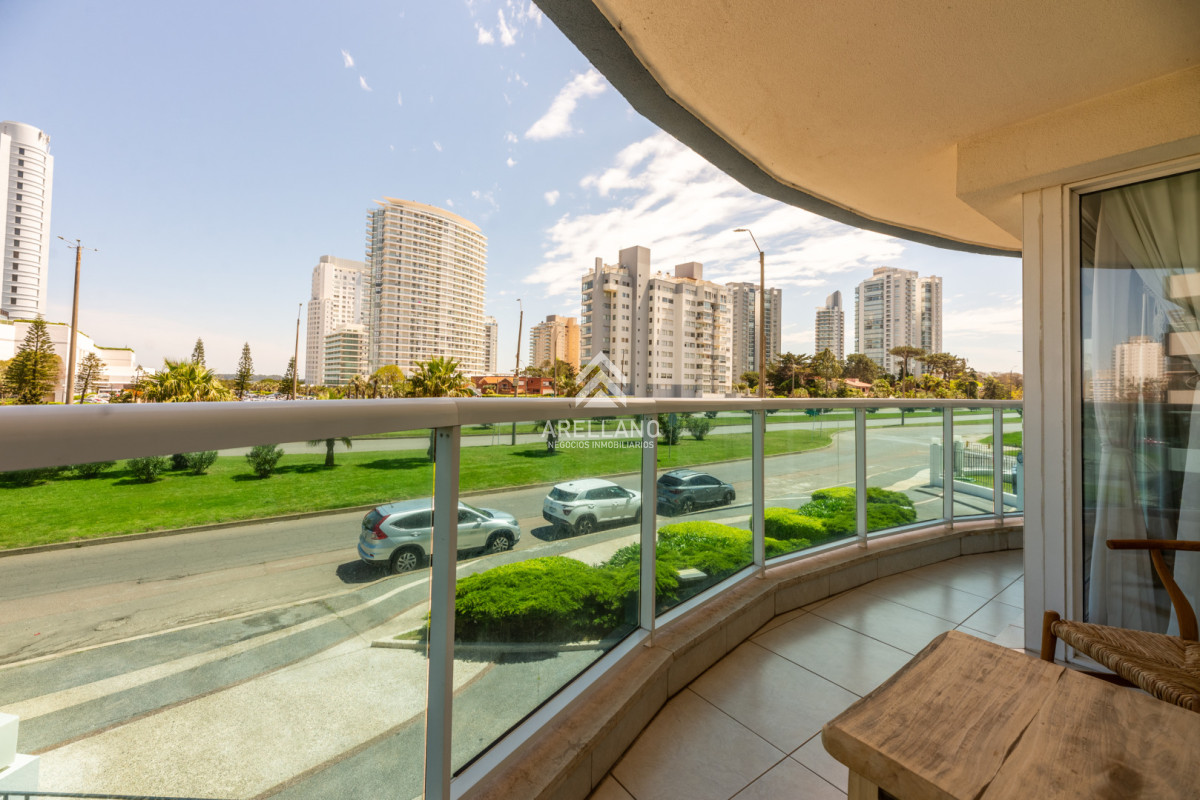 Apartamento ID.5597 - 3 dormitorios y dependencia, Playa Mansa, Punta del Este
