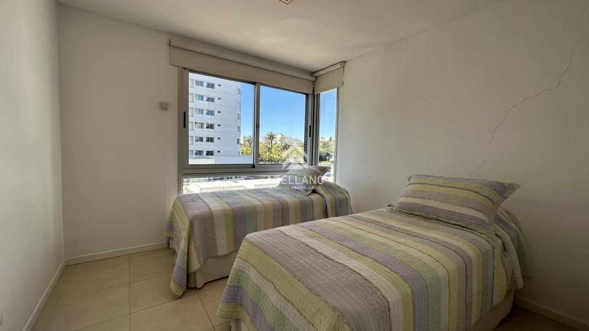 Apartamento ID.2724 - Playa Mansa 2 dormitorios y medio con cochera