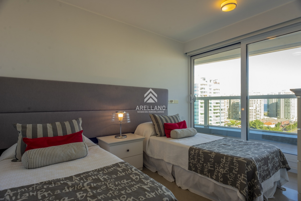 Apartamento ID.3220 - 3 dormitorios y dependencia - Playa Mansa - Piso alto