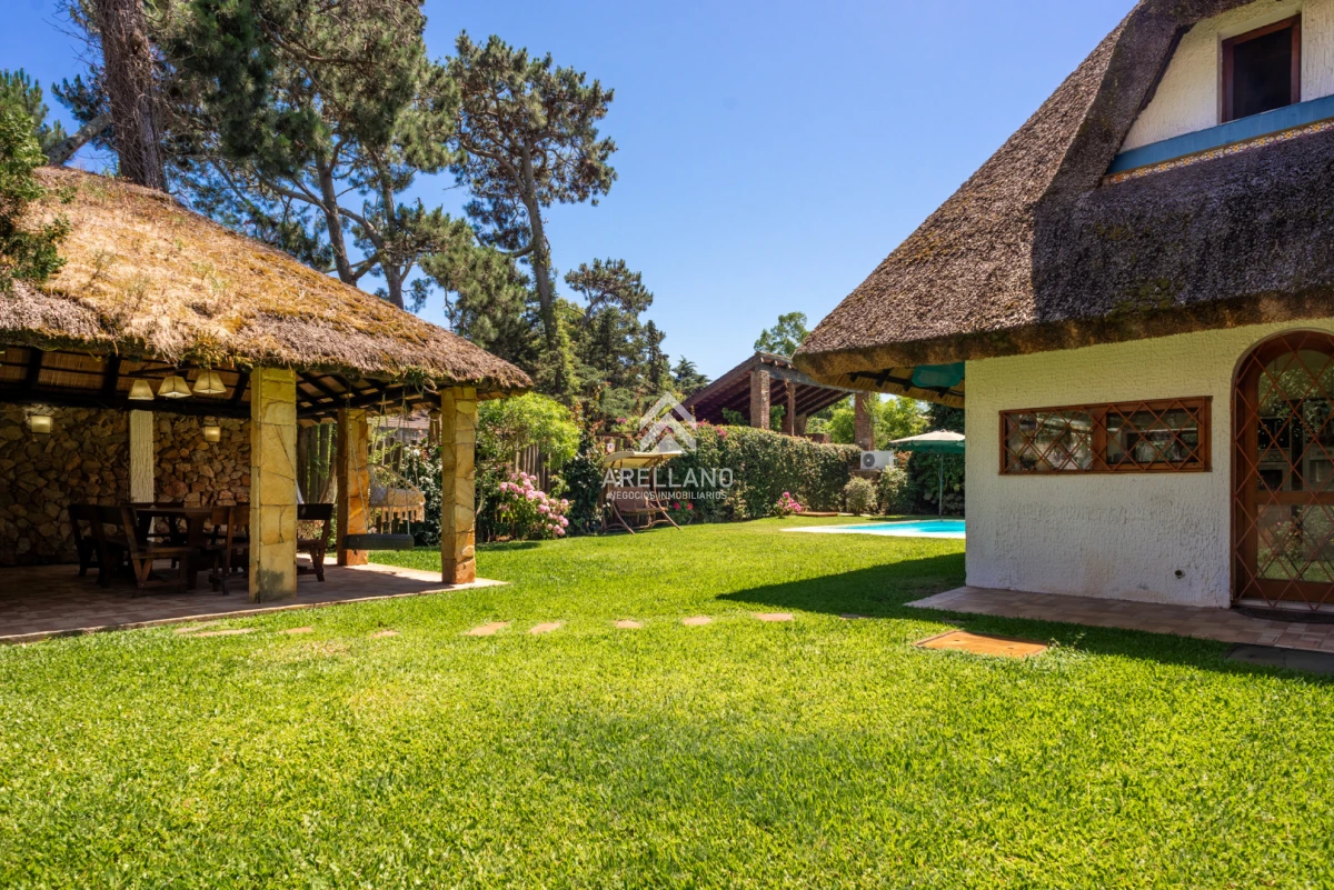 Casa ID.5750 - Alquiler 5 dormitorios piscina climatizada Punta del Este