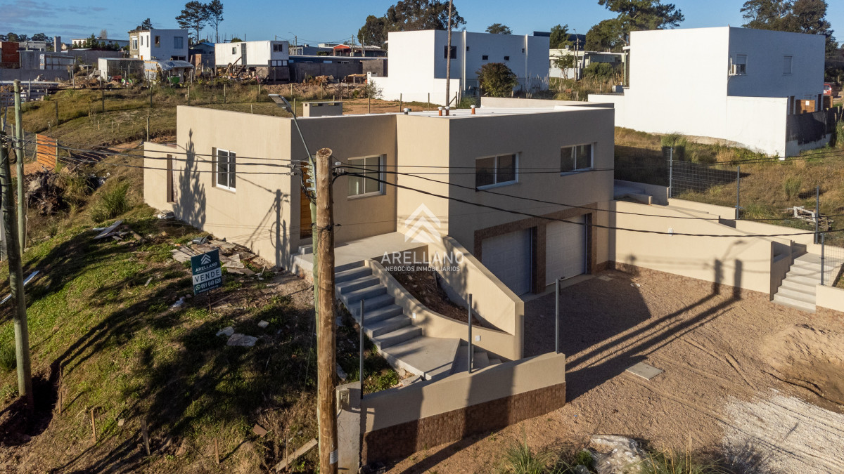 Casa ID.4605 - 2 dormitorios altos de la laguna con garage