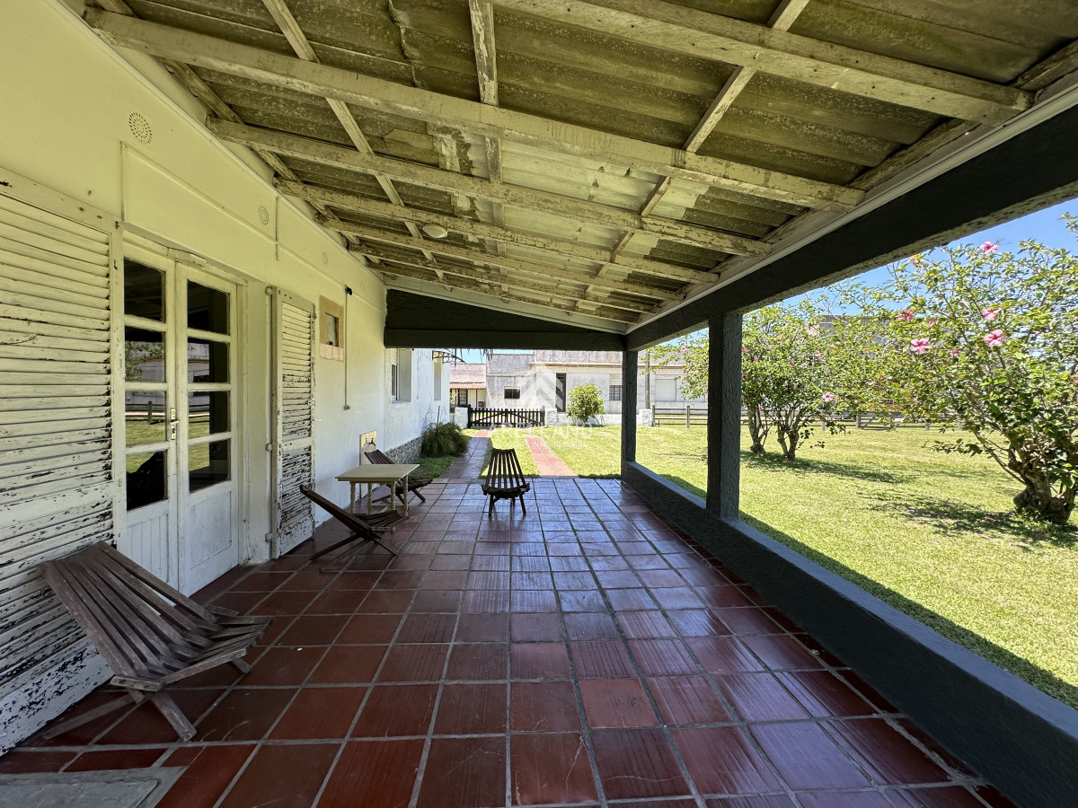 Casa ID.4217 - Venta casa 5 dormitorios en La Coronilla 