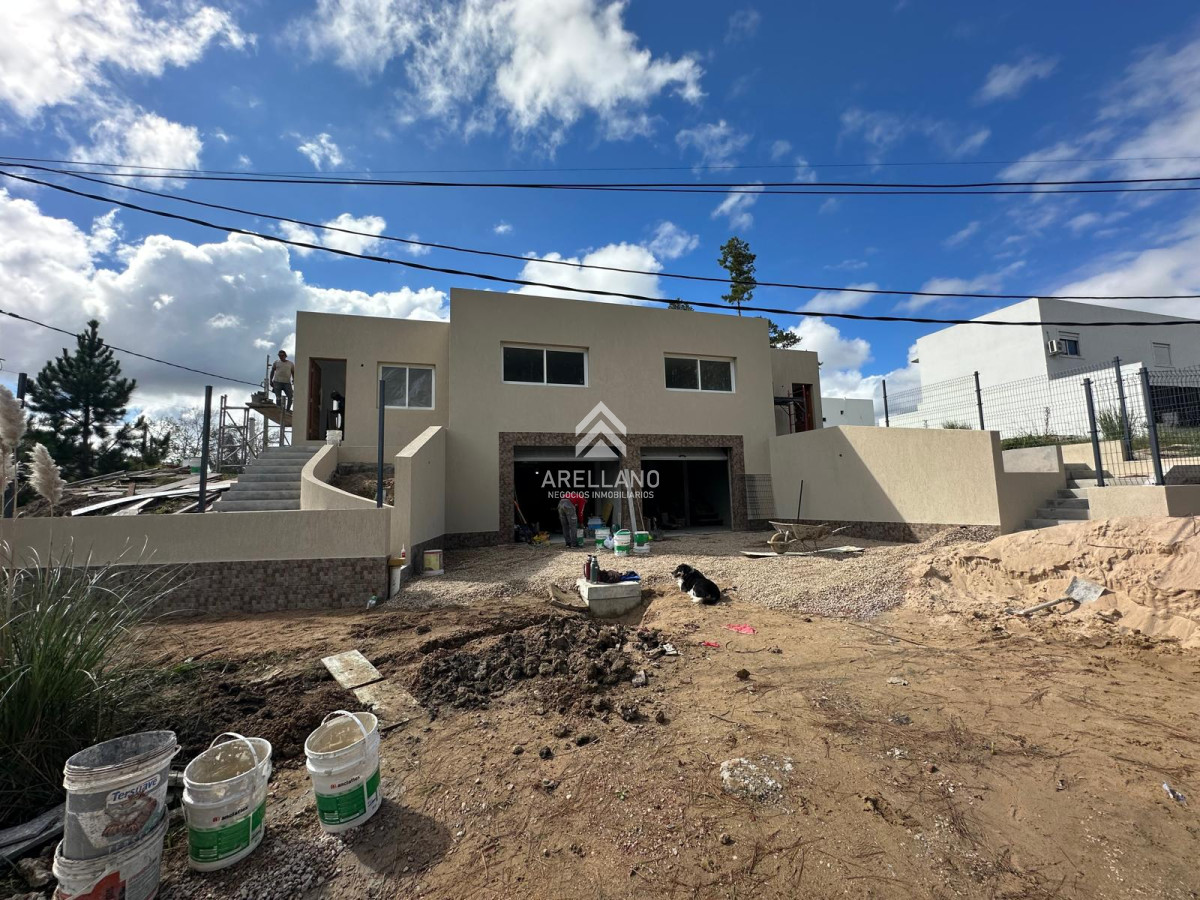 Casa ID.4605 - 2 dormitorios altos de la laguna con garage