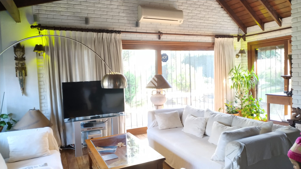 Casa ID.489 - VENTA CASA 4 DORMITORIOS Y DEPENDENCIA  PLAYA MANSA