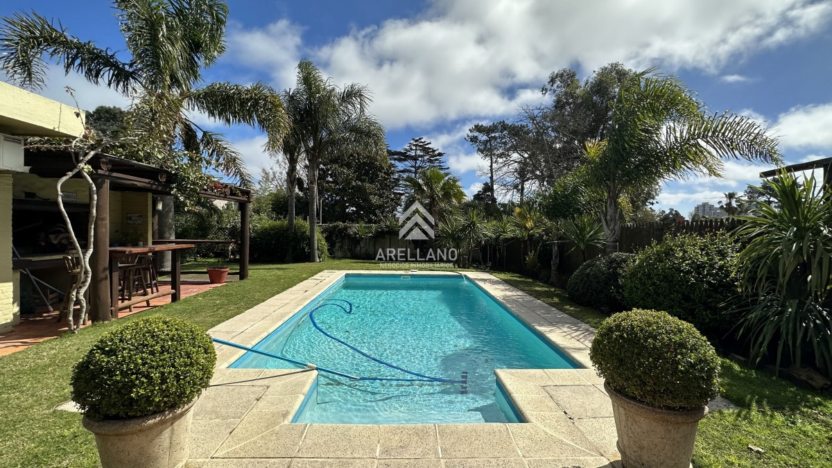 Casa ID.2498 - ALQUILER DE CASA DE  4 DORMITORIOS EN PLAYA MANSA PUNTA DEL ESTE