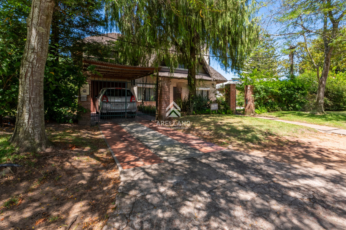 Casa ID.5911 - Venta casa 5 dormitorios, piscina y garage