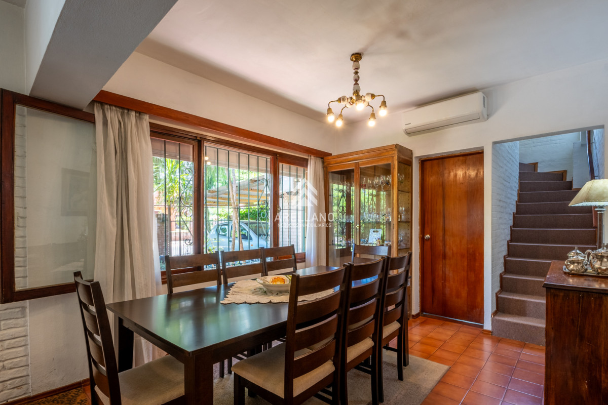 Casa ID.5911 - Venta casa 5 dormitorios, piscina y garage