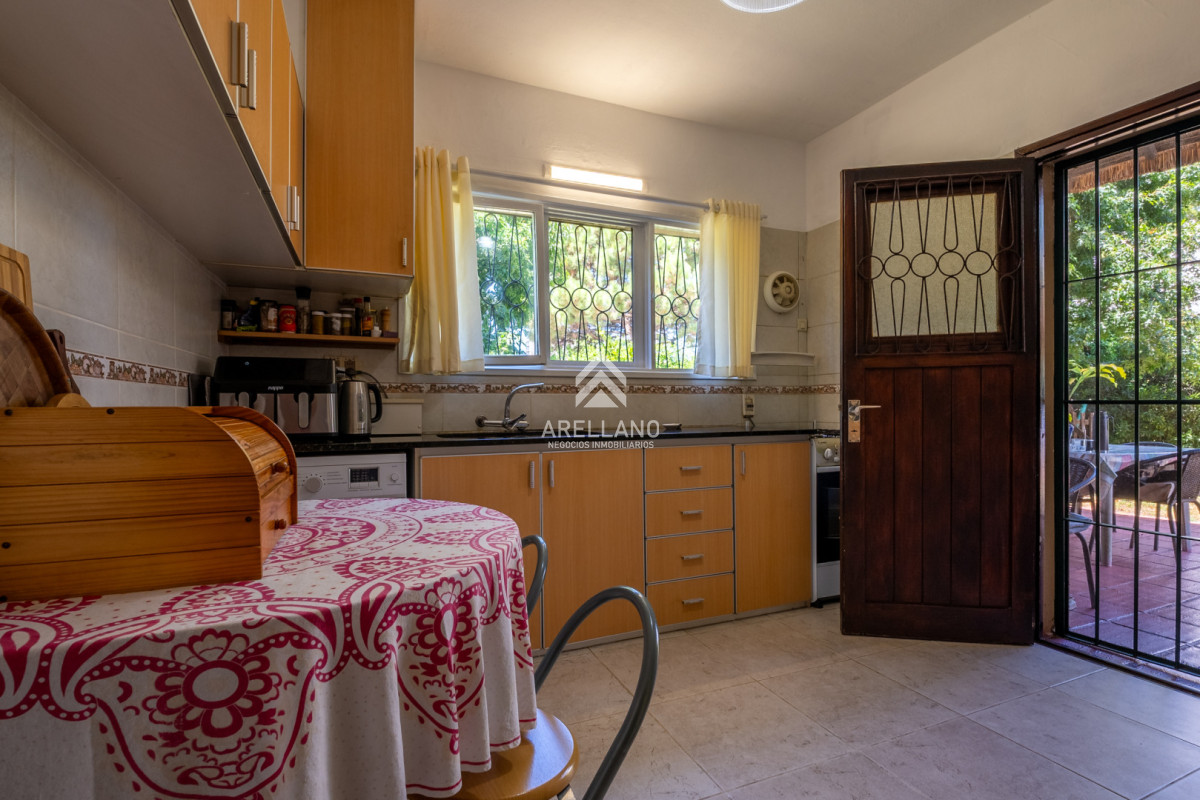 Casa ID.5911 - Venta casa 5 dormitorios, piscina y garage