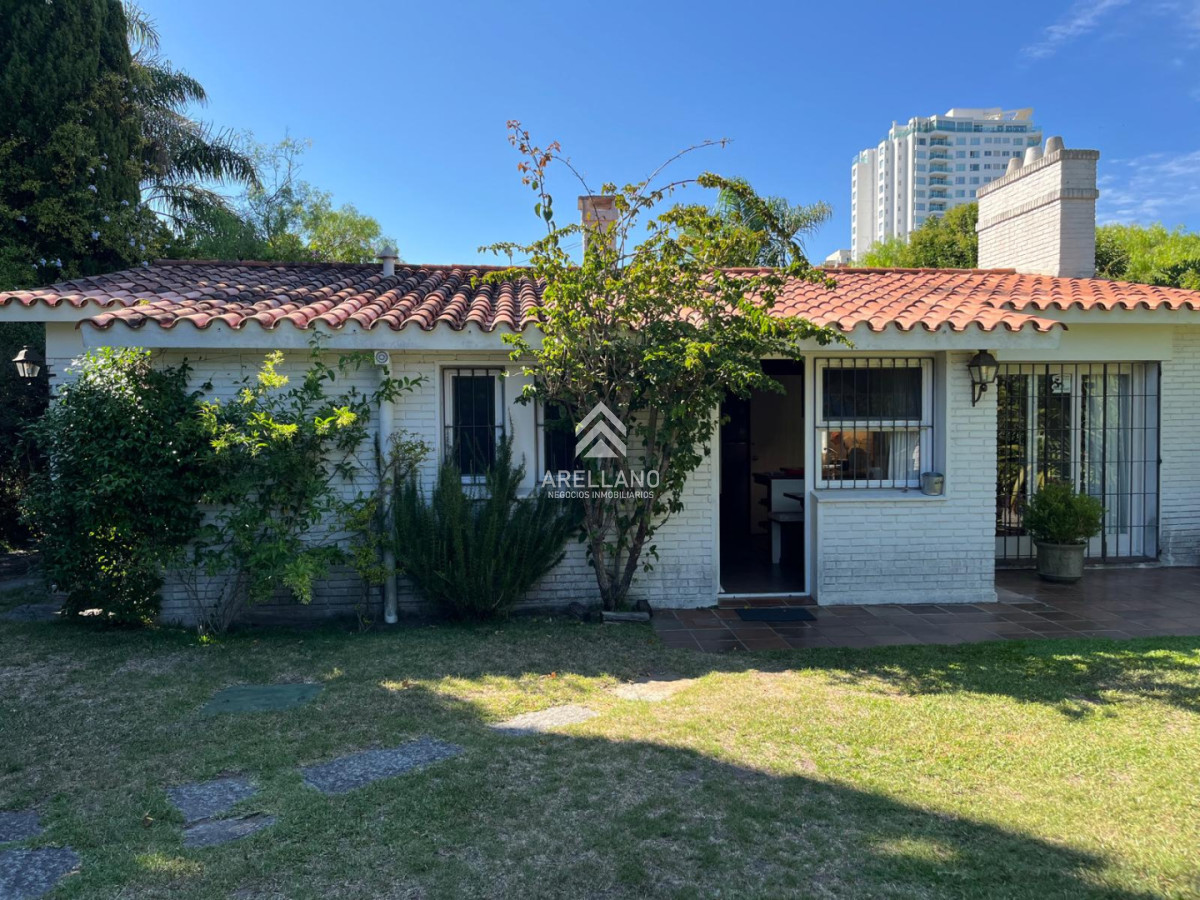 Casa ID.6126 - 2 dormitorios y dependencia en Playa Mansa