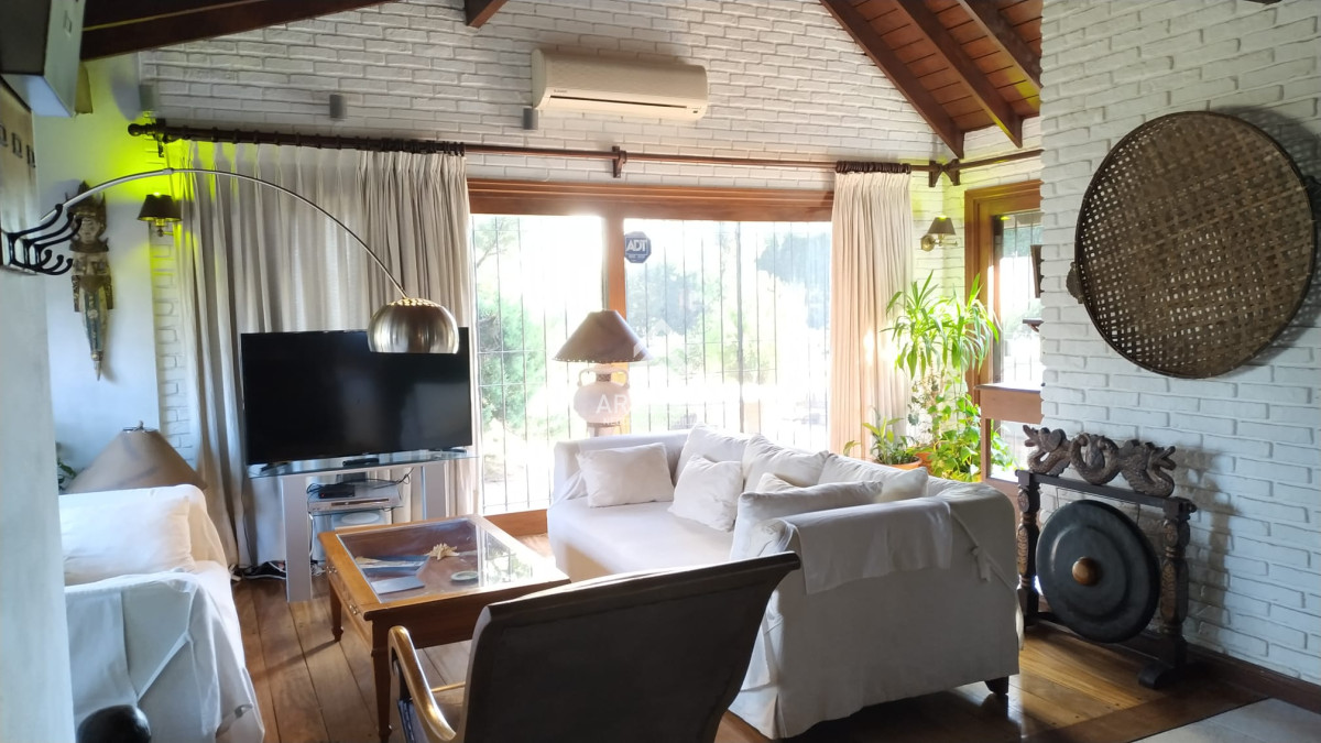 Casa ID.489 - VENTA CASA 4 DORMITORIOS Y DEPENDENCIA  PLAYA MANSA