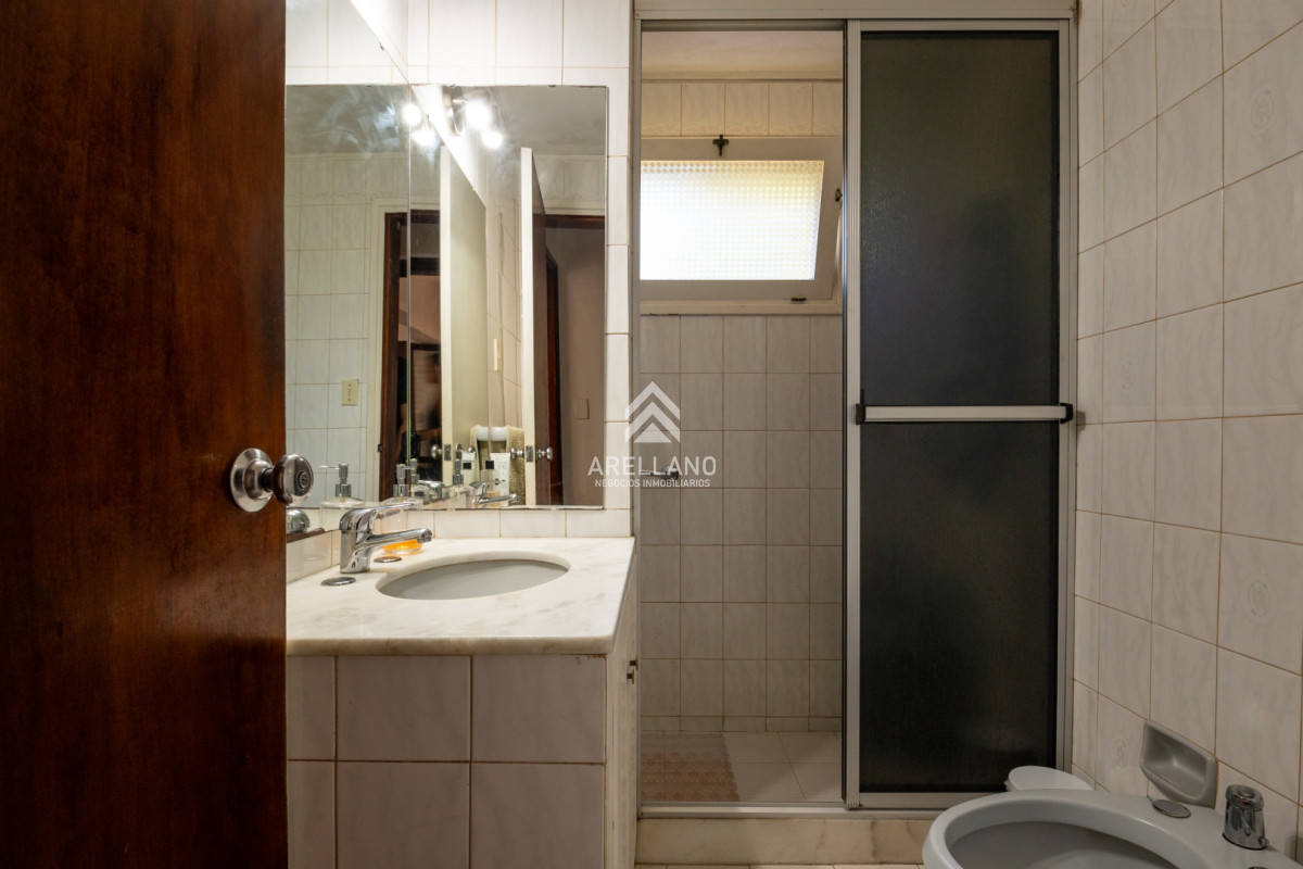 Casa ID.5911 - Venta casa 5 dormitorios, piscina y garage