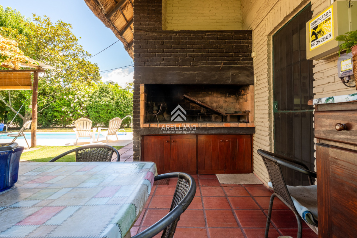 Casa ID.5911 - Venta casa 5 dormitorios, piscina y garage