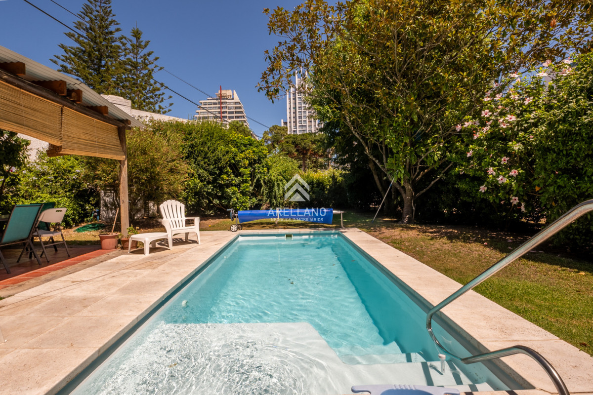 Casa ID.5911 - Venta casa 5 dormitorios, piscina y garage