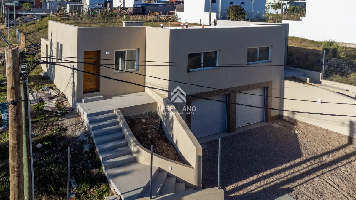 Casa ID.4605 - 2 dormitorios altos de la laguna con garage