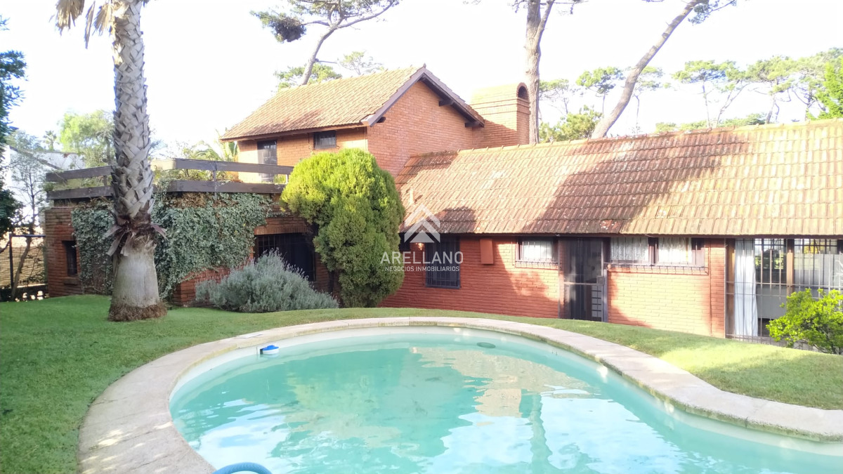 Casa ID.489 - VENTA CASA 4 DORMITORIOS Y DEPENDENCIA  PLAYA MANSA