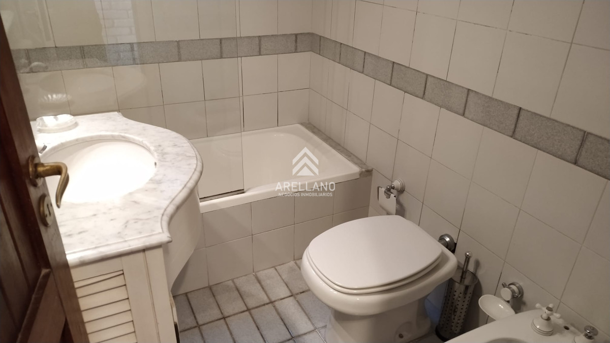 Casa ID.489 - VENTA CASA 4 DORMITORIOS Y DEPENDENCIA  PLAYA MANSA