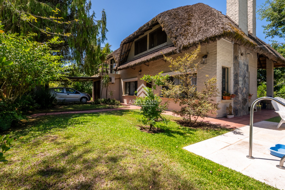 Casa ID.5911 - Venta casa 5 dormitorios, piscina y garage