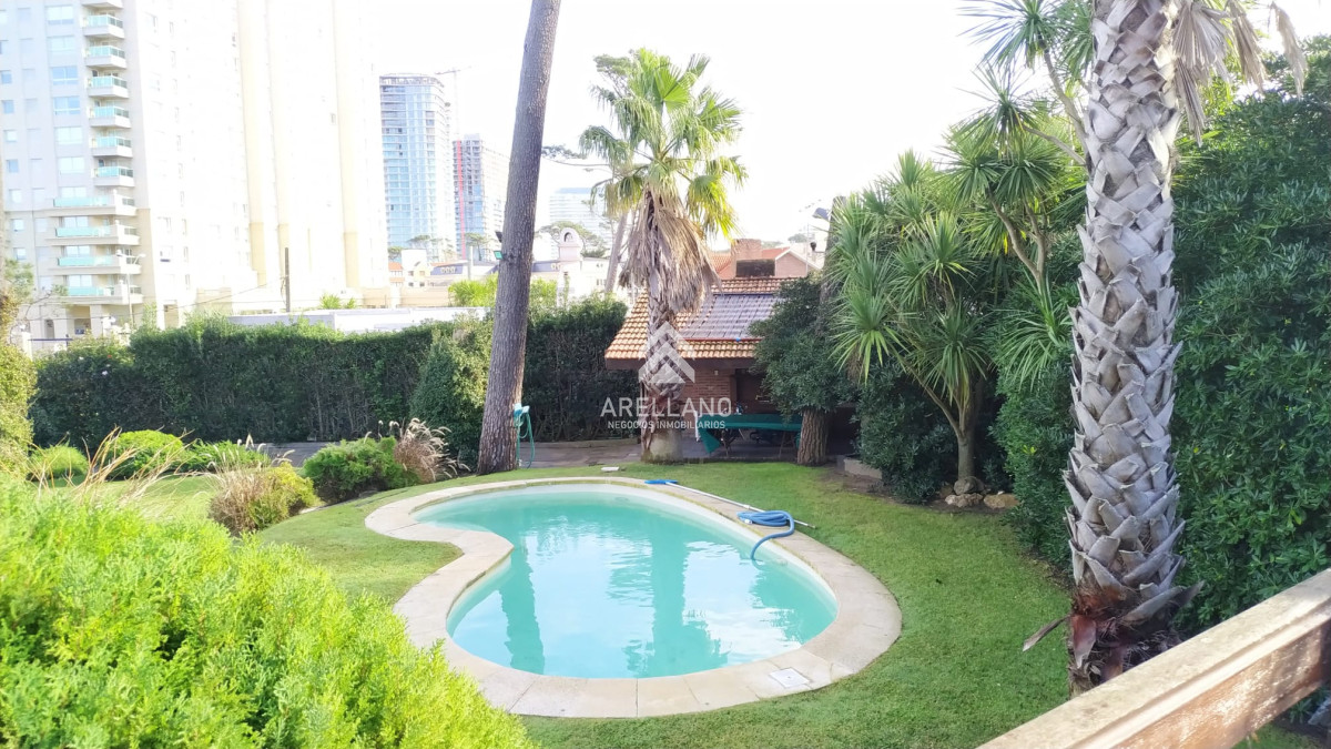 Casa ID.489 - VENTA CASA 4 DORMITORIOS Y DEPENDENCIA  PLAYA MANSA