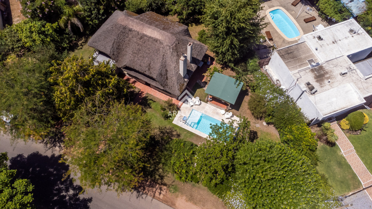 Casa ID.5911 - Venta casa 5 dormitorios, piscina y garage